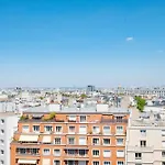 L\'Envol - Eiffel Tower View, Near Metro