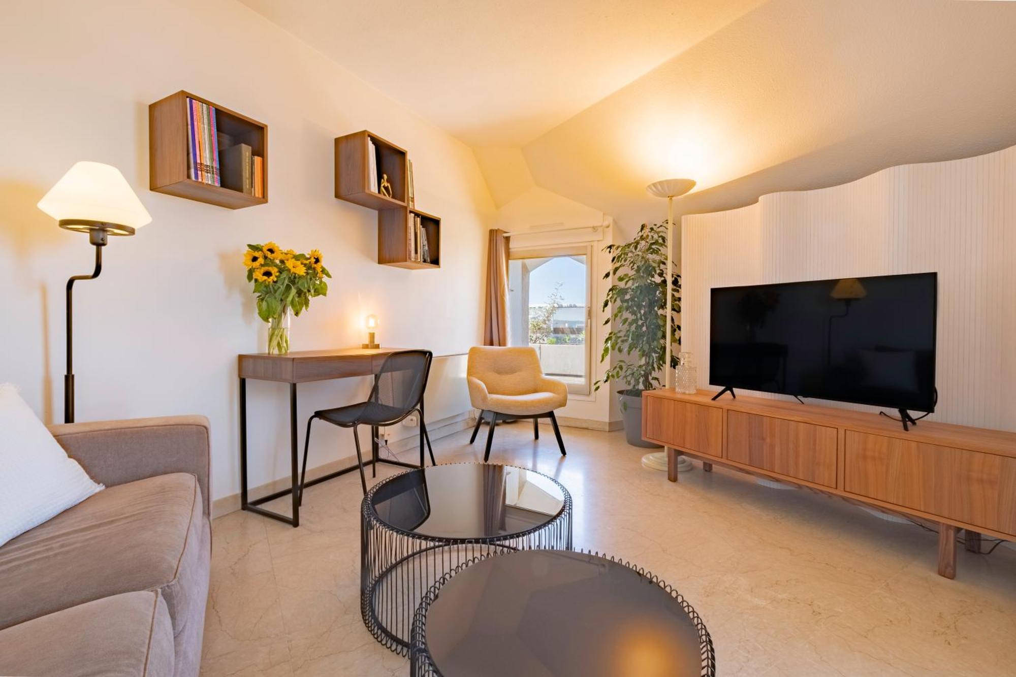 L'envol - Eiffel Tower View, Near Metro *