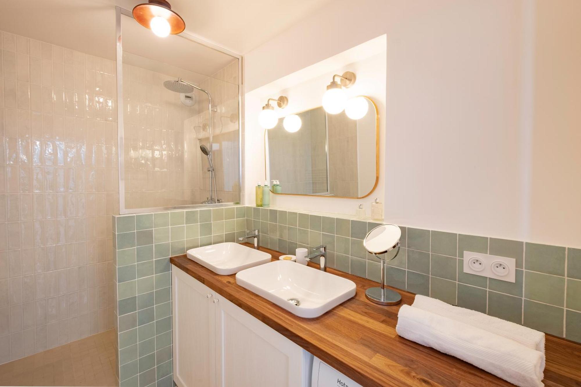 L'envol - Eiffel Tower View, Near Metro