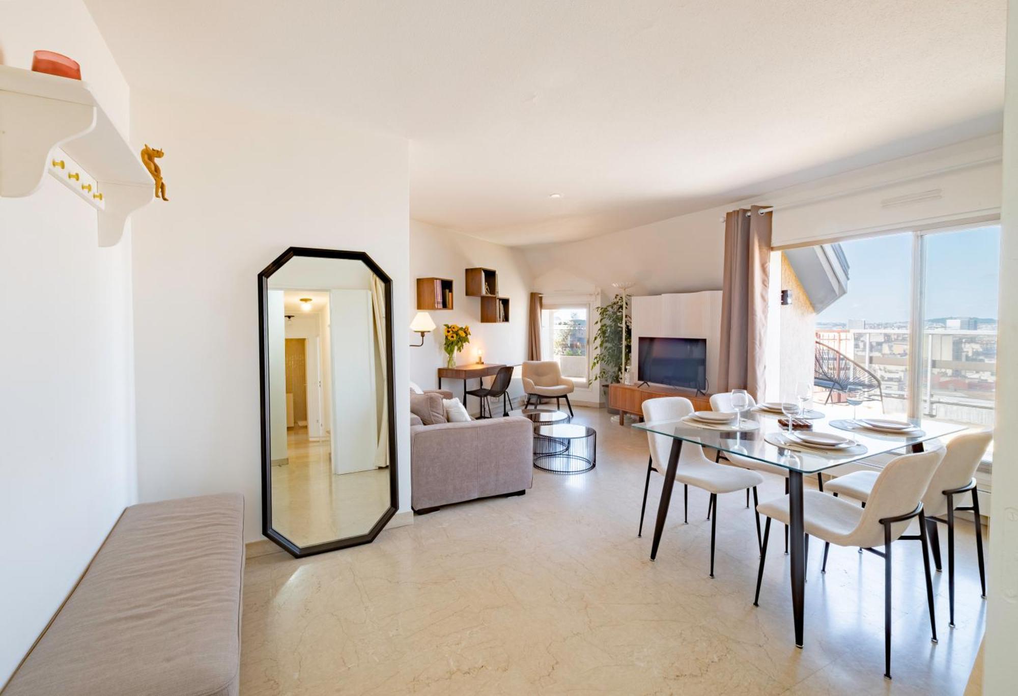 L'envol - Eiffel Tower View, Near Metro *