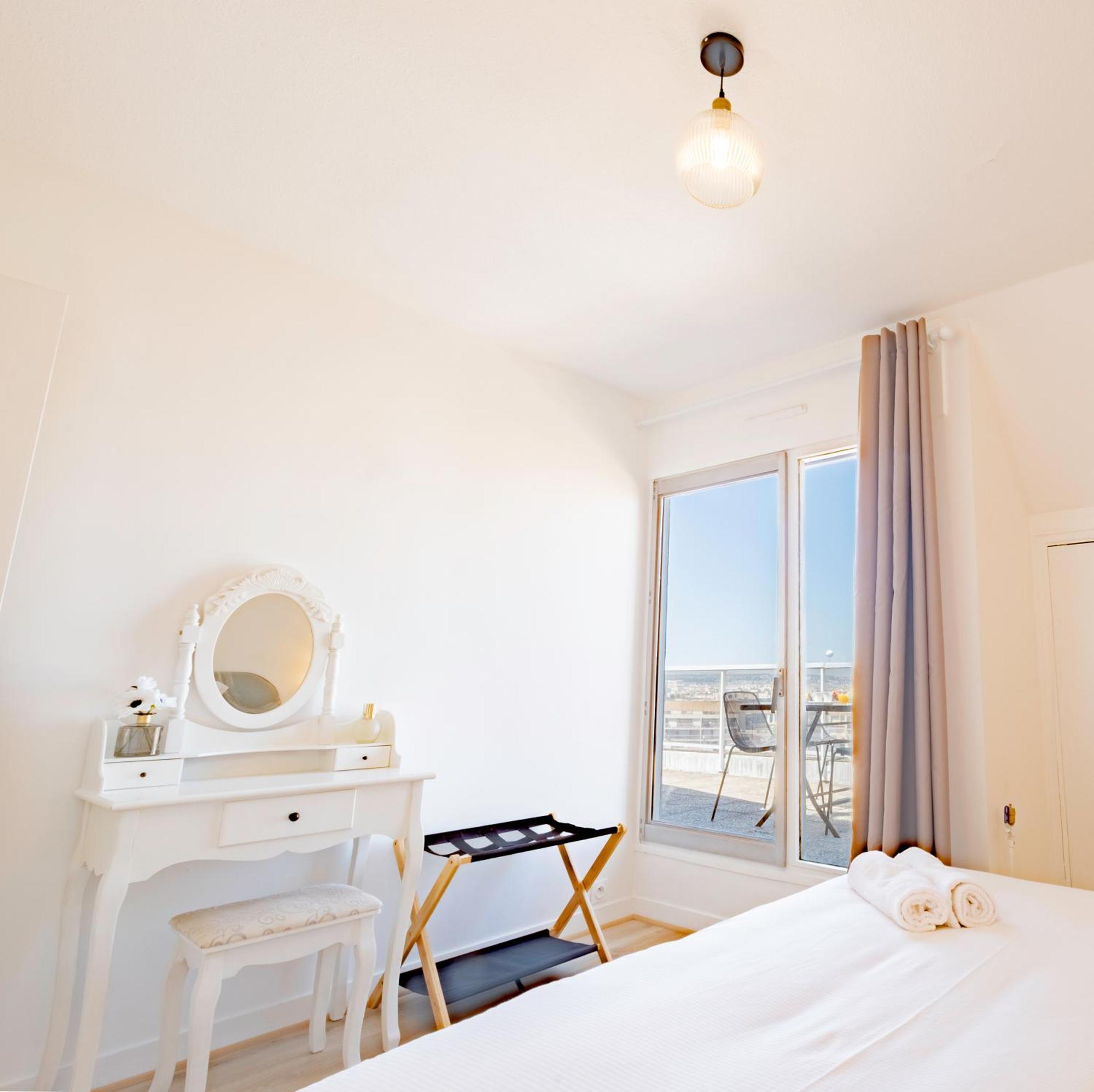 L'envol - Eiffel Tower View, Near Metro