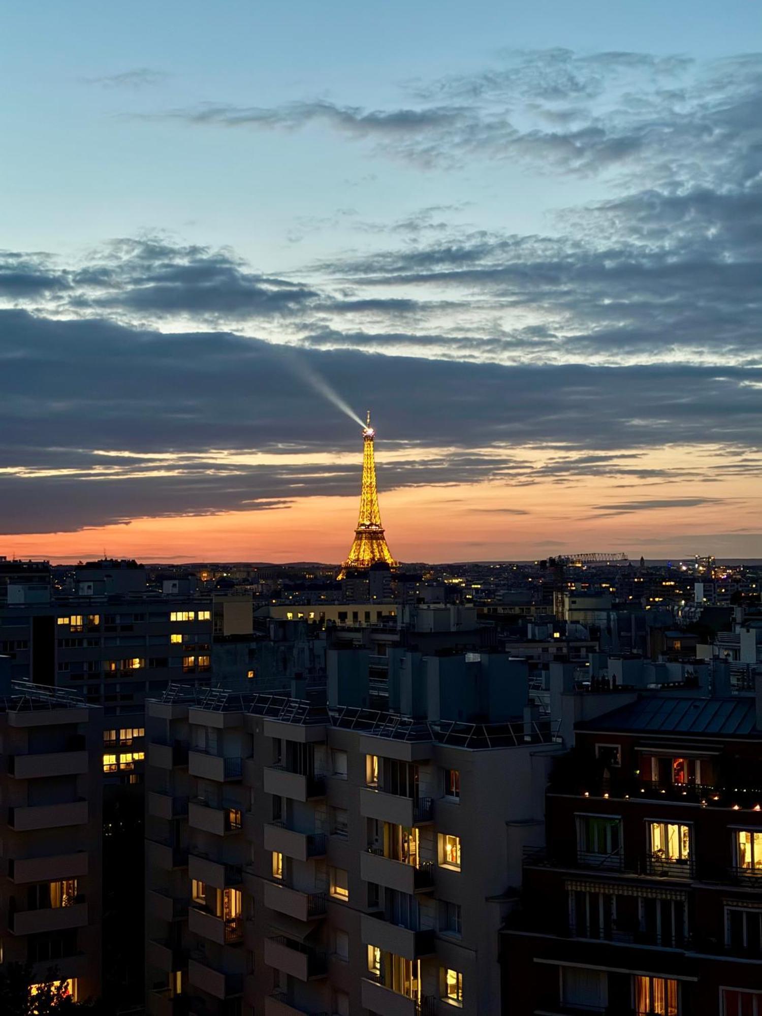 L'envol - Eiffel Tower View, Near Metro